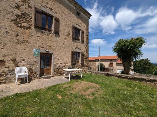 Charmant Gîte en Pierre avec 3 Chambres, Cour et Proximité Activités, Pinols - FR-1-582-252