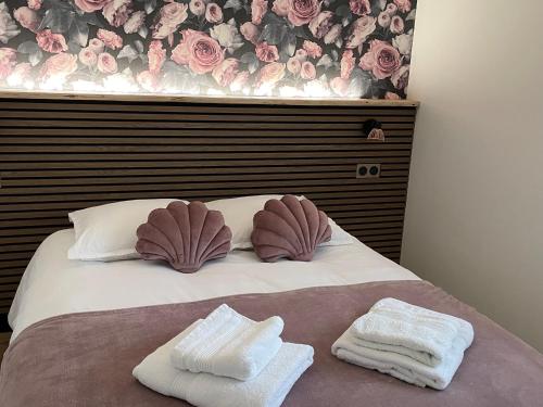 ラ・フレーシュにあるChalet cosy à La Flèche avec terrasse et vue rivière - FR-1-410-424のベッド1台(枕2つ、タオル付)