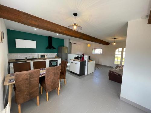 une cuisine et un salon avec une table et des chaises dans l'établissement Gîte en pleine nature près de la Loire, idéal famille ou amis, proche des vignobles et sites historiques. - FR-1-590-434, à Beaulieu-sur-Loire