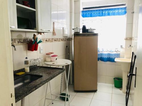 Η κουζίνα ή μικρή κουζίνα στο Lindo flat no recreio dos bandeirantes(gilka machado)