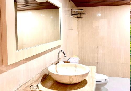 une salle de bain avec un lavabo et des toilettes dans l'établissement Wait Garden Cottage, à Nusa Penida