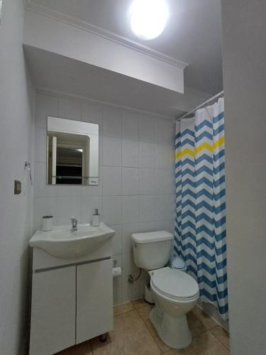 Ένα μπάνιο στο Departamento cercano a la Playa y Centro de Puerto Montt