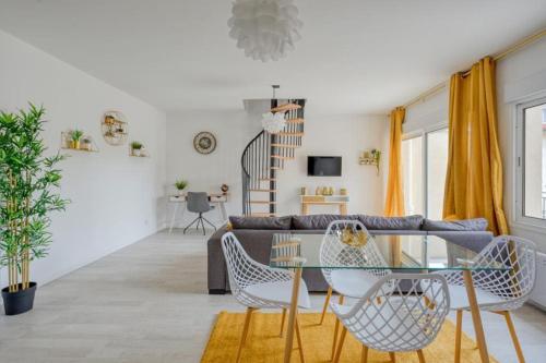 un salon avec un canapé et une table en verre dans l'établissement Lux Suite Don Giovanni, à Livry-Gargan