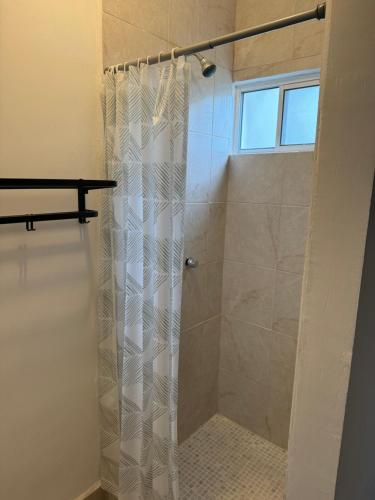 een badkamer met een douche met een glazen deur bij Bienvenidos a tu segundo hogar! in Altamira