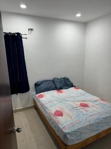 een slaapkamer met een bed in een kamer bij Bienvenidos a tu segundo hogar! in Altamira