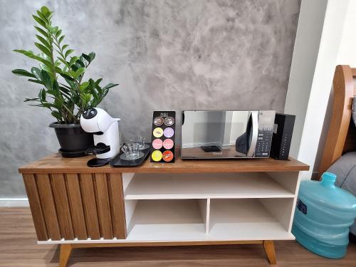 Příslušenství pro přípravu čaje a kávy v ubytování Incrível Flat, Novinho c/ ar completo Lapa RJ