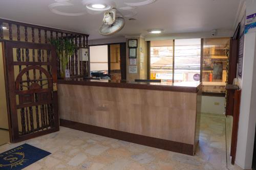 a restaurant with a bar in a room at Hotel Steven in Buenaventura