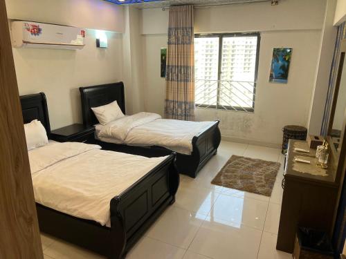 Ένα ή περισσότερα κρεβάτια σε δωμάτιο στο AQZ Apartments Three Bedroom