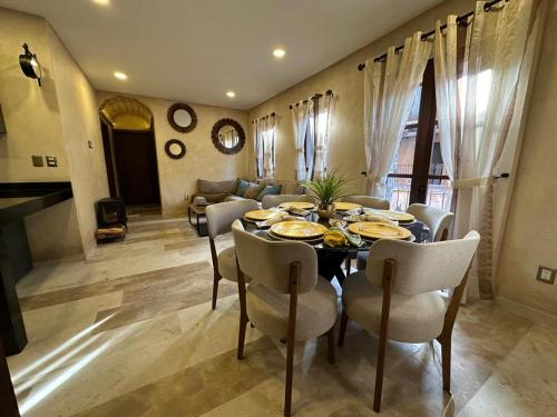 a dining room with a table and chairs at Dentro de ValQuirico LOFT BENEDETTO in Tlaxcala de Xicohténcatl