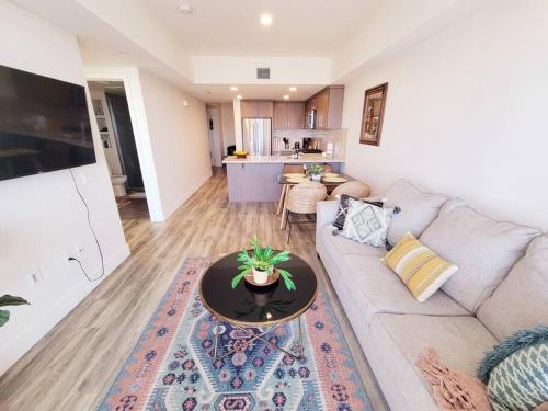 ein Wohnzimmer mit Couch und Tisch in der Unterkunft Bayviews Lux One-bedroom Apartment 1min to Petco Park Convention Center Gaslamp Pool, Hot Tub in San Diego