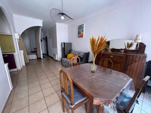 une cuisine et une salle à manger avec une table et des chaises dans l'établissement Appartement T2 avec balcon au cœur de Collioure, à deux pas de la plage et des commerces - FR-1-309-285, à Collioure