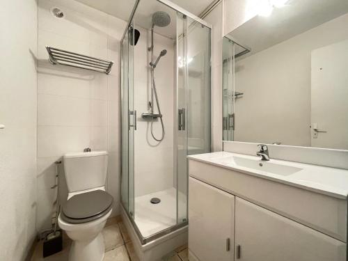une salle de bain avec une douche, des toilettes et un lavabo dans l'établissement Appartement moderne, 2 pièces cabine, terrasse et véranda, proche plage, parking privé - FR-1-338-133, à Sète