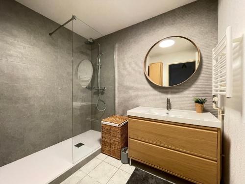 une salle de bain avec un lavabo et un miroir dans l'établissement Spacieux 3 pièces avec garage, climatisation, terrasse, proche centre à Sète - FR-1-338-584, à Sète