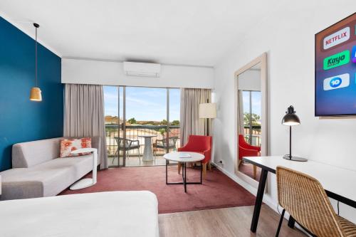 Postel nebo postele na pokoji v ubytování The Plaza Hotel Kalgoorlie