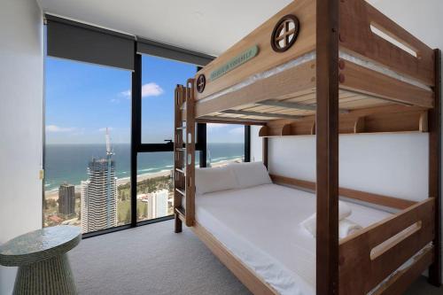 una camera con letti a castello e vista sull'oceano di Million dollar ocean view FREE Car park 3BR in Broadbeach, Australia a Gold Coast
