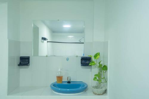 a bathroom with a blue sink and a mirror at Posada Stoy Places in Providencia