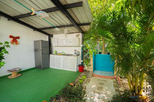 a kitchen with a green floor and a refrigerator at Posada Stoy Places in Providencia