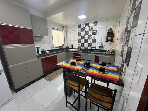 una cocina con una isla en el medio. en Nosso Aconchego, en Tiradentes