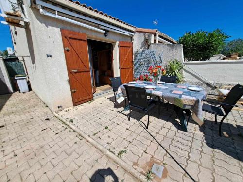 Photo de la galerie de l'établissement Maison Climatisée avec Terrasse et Parking – 6 pers, Proche Plage - FR-1-326-829, à Marseillan