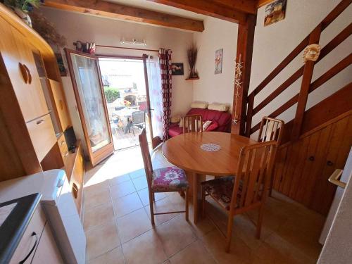 Photo de la galerie de l'établissement Maison Climatisée avec Terrasse et Parking – 6 pers, Proche Plage - FR-1-326-829, à Marseillan