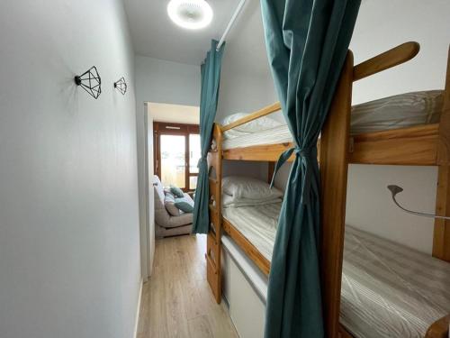 un dortoir avec deux lits superposés dans l'établissement Charmant Studio Rénové au Port de Capbreton - Idéal Pour 4 Pers. - FR-1-413-247, à Capbreton