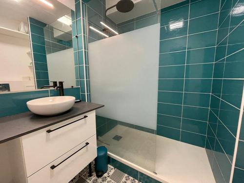 une salle de bain avec un lavabo et une douche en verre dans l'établissement Charmant Studio Rénové au Port de Capbreton - Idéal Pour 4 Pers. - FR-1-413-247, à Capbreton