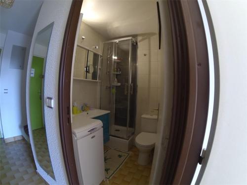 une salle de bain avec une douche, un lavabo et des toilettes dans l'établissement Studio Cabine Climatisé 3 Couchages avec Terrasse et Parking Privé - Port Camargue - FR-1-731-92, au Grau-du-Roi