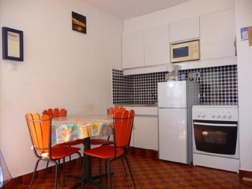 Photo de la galerie de l'établissement Appartement T2 avec Terrasse, à 200m de la Plage, Parking Inclus - Idéal Famille - FR-1-782-70, au Barcarès