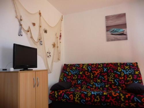 Photo de la galerie de l'établissement Appartement T2 avec Terrasse, à 200m de la Plage, Parking Inclus - Idéal Famille - FR-1-782-70, au Barcarès