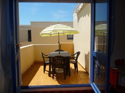 Photo de la galerie de l'établissement Appartement T2 avec Terrasse, à 200m de la Plage, Parking Inclus - Idéal Famille - FR-1-782-70, au Barcarès