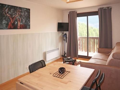 un salon avec une table et un canapé dans l'établissement Studio rénové pour 2 pers. au cœur des Orres 1650, accès direct pistes et commerces - FR-1-322-632, aux Orres
