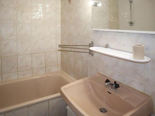 une salle de bain avec un lavabo et une baignoire dans l'établissement Studio rénové pour 2 pers. au cœur des Orres 1650, accès direct pistes et commerces - FR-1-322-632, aux Orres