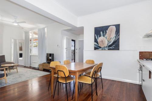 Dapur atau dapur kecil di Fairbairn Beach House