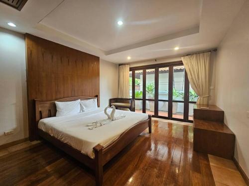 パタヤ・サウスにあるLuxury 5BR Pool Villa Pattaya-Family & Friends Fun Escape-BBQ, Pool Tableの大きなベッドと大きな窓のある寝室