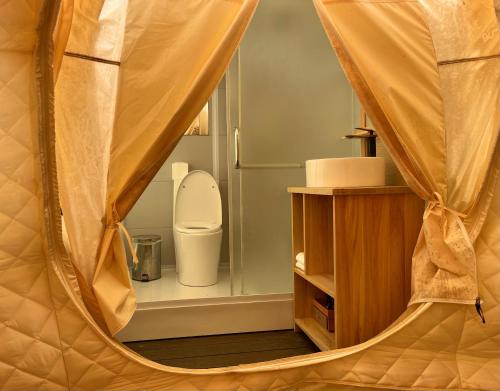 Koupelna v ubytování Zhangjiajie Cliff Flower RV Tent Hotel