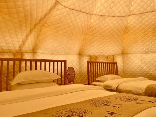 Postel nebo postele na pokoji v ubytování Zhangjiajie Cliff Flower RV Tent Hotel