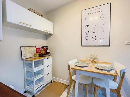 une salle à manger avec une table et des chaises dans l'établissement Magnifique Cocon Calme et Moderne en Hypercentre, à Blois