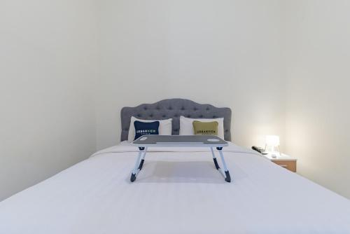 Urbanview Darmo Residence Bandungにあるベッド