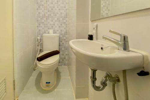 Ванная комната в Cozy Stay Studio at 38th Floor Tokyo Riverside PIK 2 Apartment By Travelio