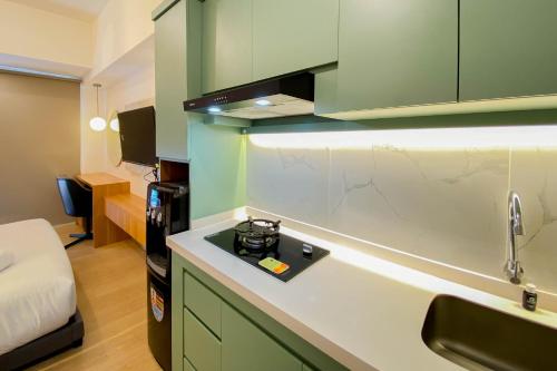 Кухня или мини-кухня в Cozy Stay Studio at 38th Floor Tokyo Riverside PIK 2 Apartment By Travelio
