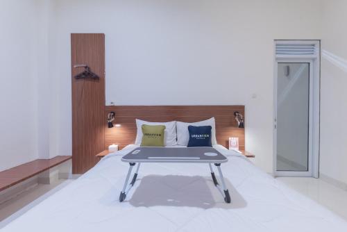 Urbanview Darmo Residence Bandungにあるベッド