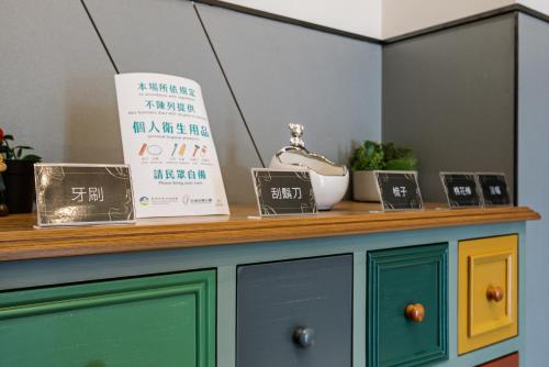ein Tisch mit Schildern darauf in der Unterkunft Saturn Hotel in Taichung