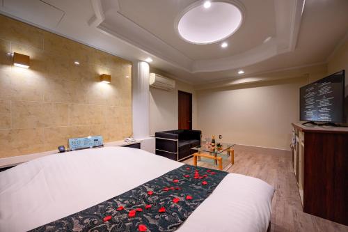 a hotel room with a bed and a chalkboard at HOTEL MOBILIA (Adult Only) in Tsurugashima