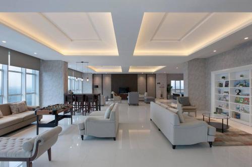 Zona de estar de Pool View One Bedroom Apartment BSD with Kitchen