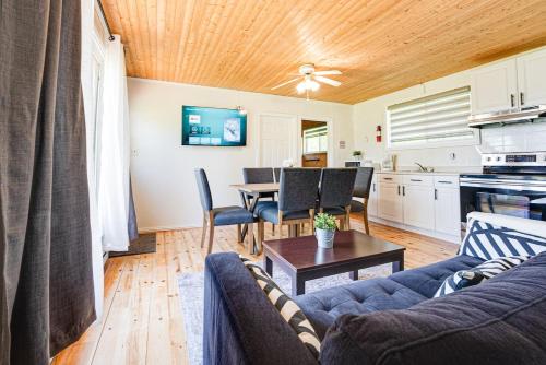 Afbeelding uit fotogalerij van Beachfront Getaway #3 - Maijac Resort & Marina in Burks Falls