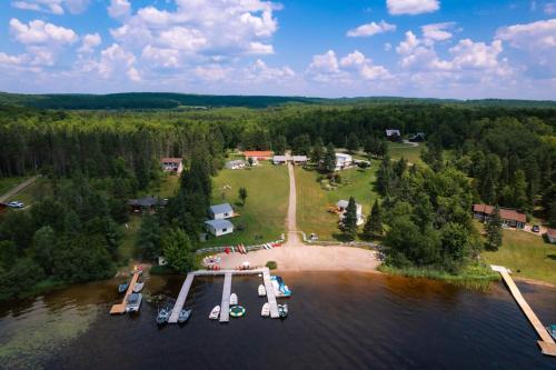 Afbeelding uit fotogalerij van Beachfront Getaway #3 - Maijac Resort & Marina in Burks Falls