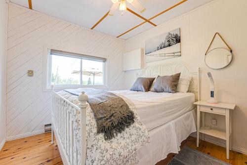 Postel nebo postele na pokoji v ubytování Beachfront Getaway #3 - Maijac Resort & Marina