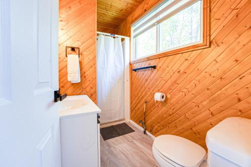 Koupelna v ubytování Beachfront Getaway #3 - Maijac Resort & Marina