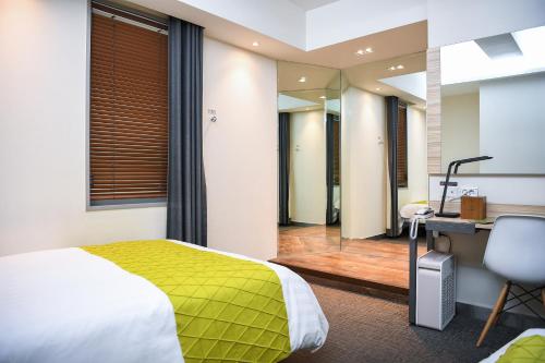 Postel nebo postele na pokoji v ubytování Metro Hotel Myeongdong