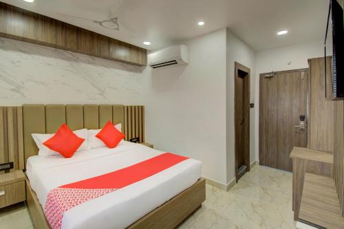 Katil atau katil-katil dalam bilik di Capital O V Hotel